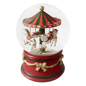 Christiania 1739 Julekolleksjon glasskule med karusellmotiv, 15 cm høy, dekorert med julefarger og gullsløyfer. Vakker snøkule med hvite hester omgitt av snø, perfekt som pynt til jul.