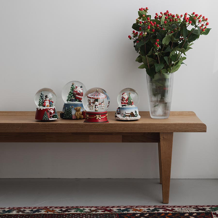 Christiania 1739 Julekolleksjon Glasskule , flere snøkuler på et bord med blomster, ideelt for juledekorasjon og å skape festlig atmosfære.