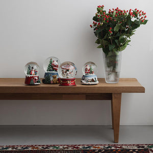 Christiania 1739 Julekolleksjon Glasskule , flere snøkuler på et bord med blomster, ideelt for juledekorasjon og å skape festlig atmosfære.