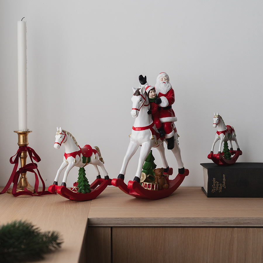 Flere gyngehester med nissefar fra Christiania 1739 i stilfull juledekorasjon, ideell for peishylla eller vinduskarmen.