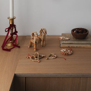 Ulike halmpynt fra Christiania 1739 Julekolleksjon Hengepynt Julebukk, Hjerte & Stjerne 10pk, med fokus på julebukk og stjerner.