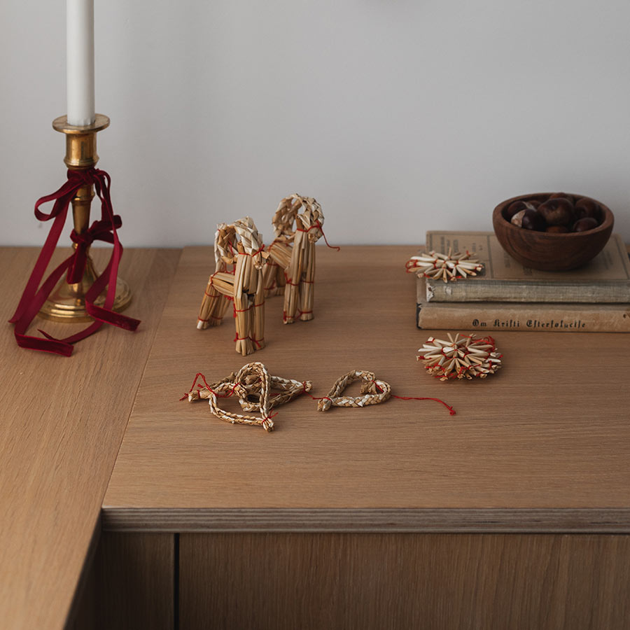 Ulike halmpynt fra Christiania 1739 Julekolleksjon Hengepynt Julebukk, Hjerte & Stjerne 10pk, med fokus på julebukk og stjerner.