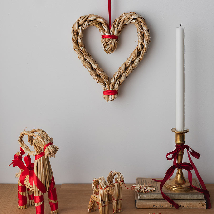 Håndlaget hjerte av halm med røde detaljer fra Christiania 1739, med julebukker i ulik størrelse