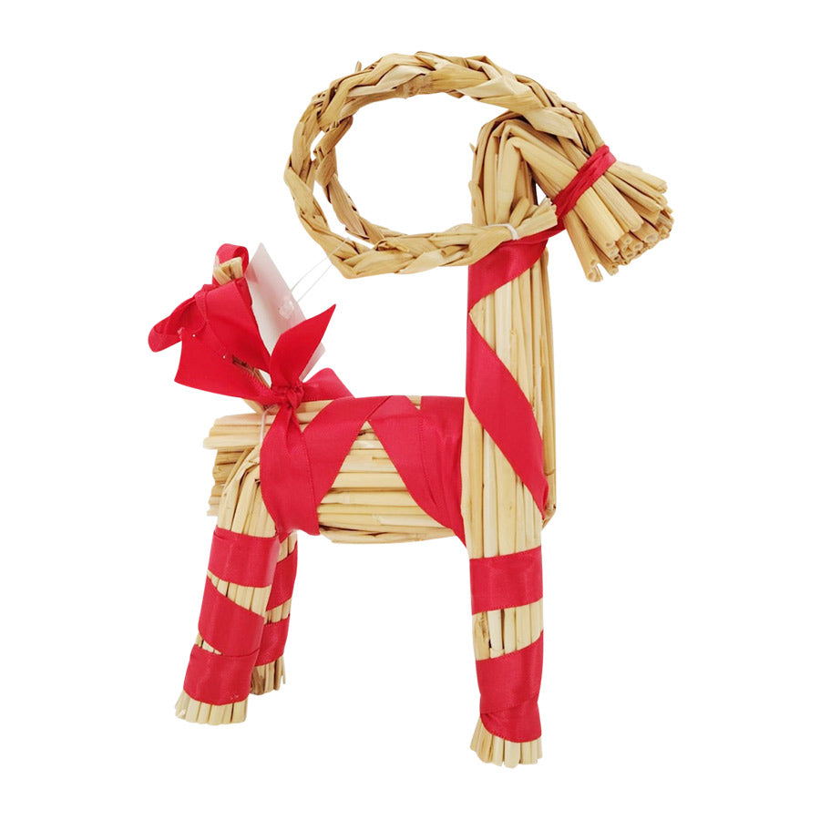 Christiania 1739 Julekolleksjon Julebukk med rød sløyfe, laget av halm, høyde 22 cm. Ideell julepynt som gir en tradisjonell nordisk julestemning.