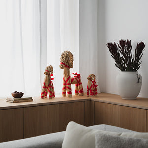 Julebukker fra Christiania 1739 dekorert med røde bånd, sett i et moderne interiør.