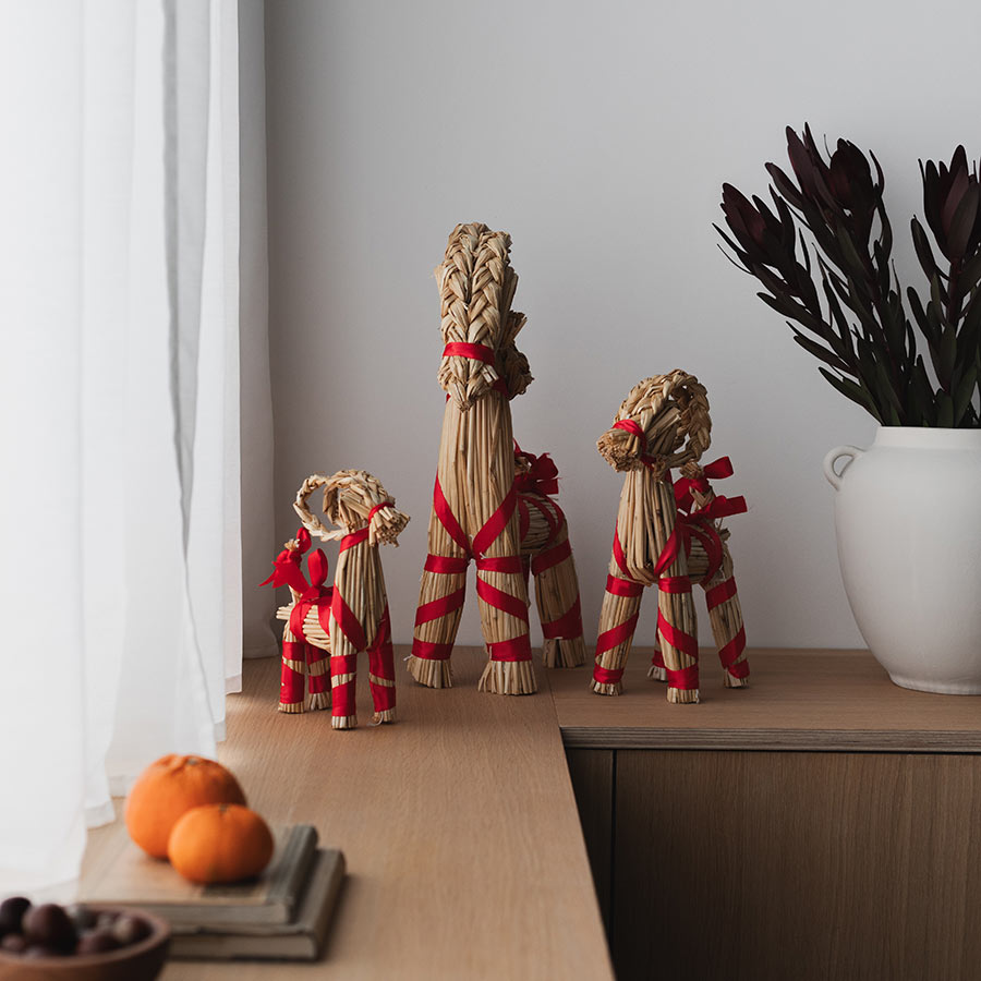 Flere julebukker med røde bånd fra Christiania 1739, tradisjonelt julepynt perfekt for hjemmet.