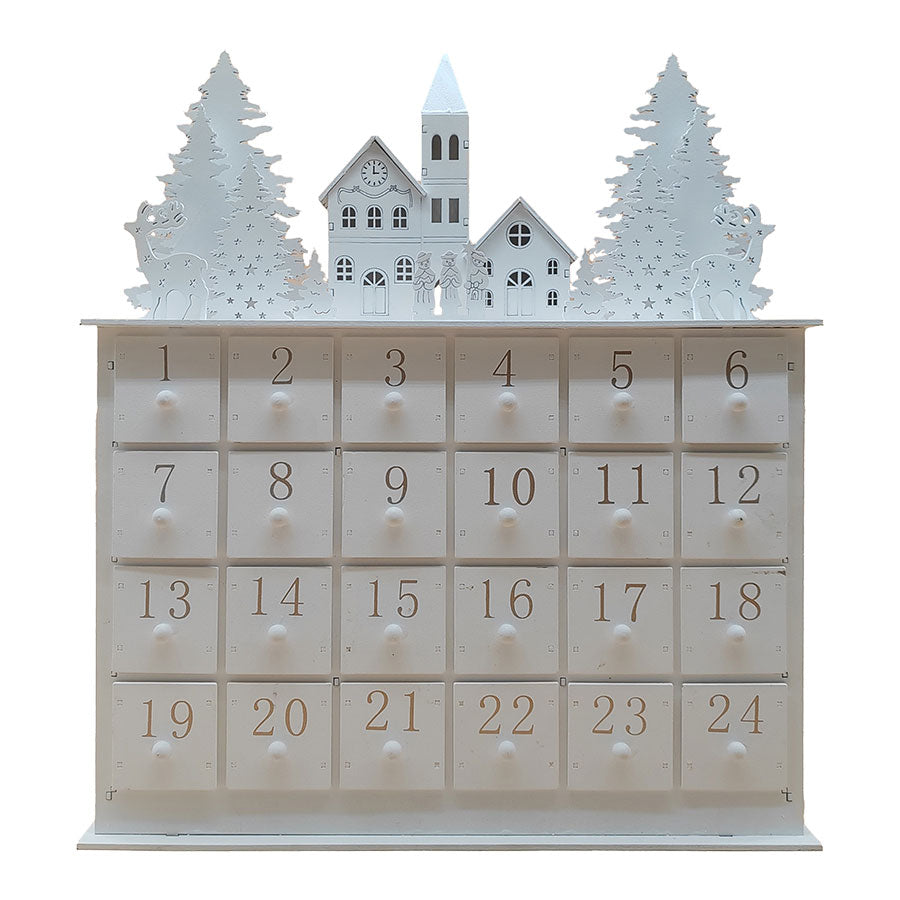 Christiania 1739 Julekolleksjon Julekalender I Tre, hvitmalt julekalender med 24 nummererte skuffer og detaljert design med julehus, trær og reinsdyr på toppen, mål: 31 x 35 cm.