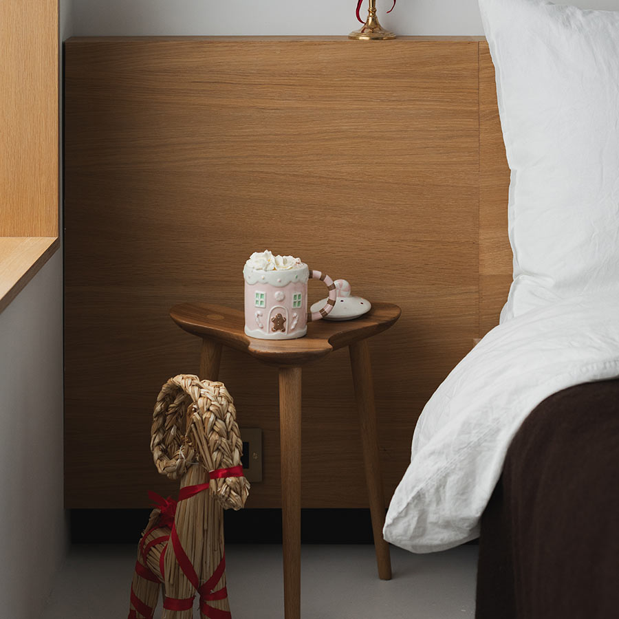 Christiania 1739 Julekolleksjon julekrus M/Lokk 520ml på et naturskjønt sidebord, fylt med krem, perfekt for julehygge.