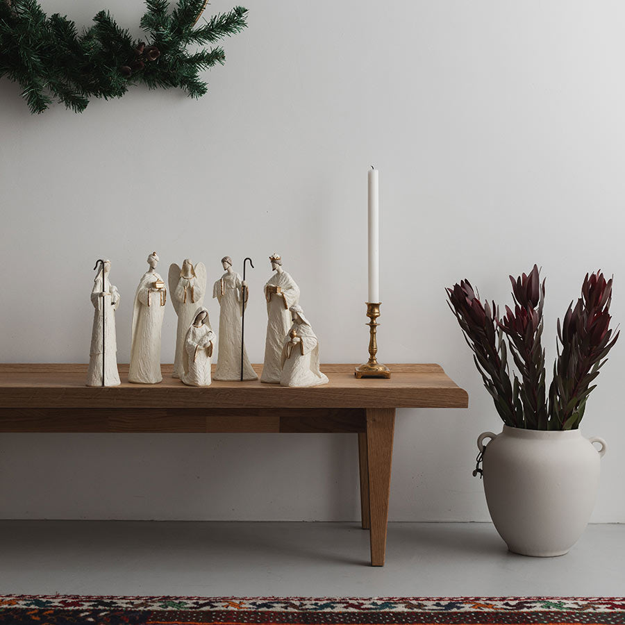 Christiania 1739 Julekolleksjon Julekrybbe Sett 7 Deler Hvit: julekrybbesett med syv detaljerte figurer plassert på en benk, dekorativt med julestemning.