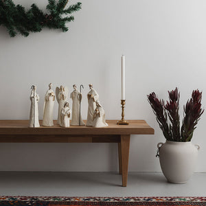 Christiania 1739 Julekolleksjon Julekrybbe Sett 7 Deler Hvit: julekrybbesett med syv detaljerte figurer plassert på en benk, dekorativt med julestemning.