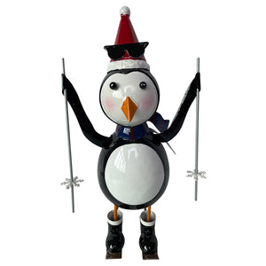 Christiania 1739 Julekolleksjon Figur Pingvin På Ski 30cm. En fargerik pingvin iført solbriller og julenissehatt, står med ski og smil om munnen.