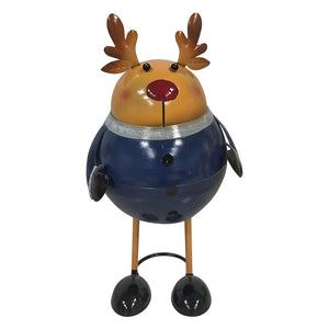 Christiania 1739 Julekolleksjon Figur Reinsdyr 18cm, en fargerik og lekende reinsdyrfigur med søte detaljer, står på en hvit bakgrunn.