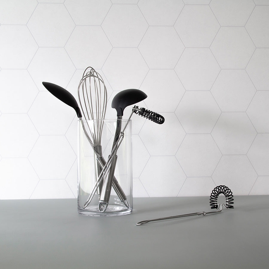 Christiania 1739 Kitchenline Spiralvisp 27cm sammen med andre kjøkkenredskaper i en glassbeholder.