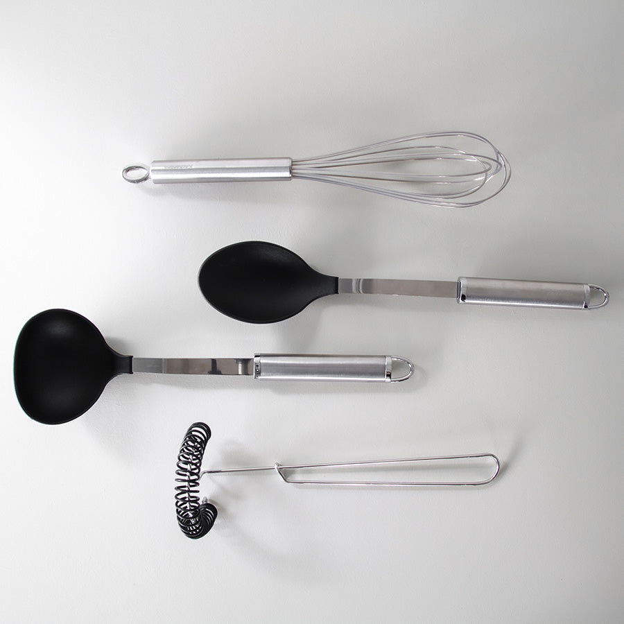 Christiania 1739 Kitchenline Ballongvisp Stål 29cm - Variert kjøkkenredskap som inkluderer ballongvisp, sleiver og annet utstyr.