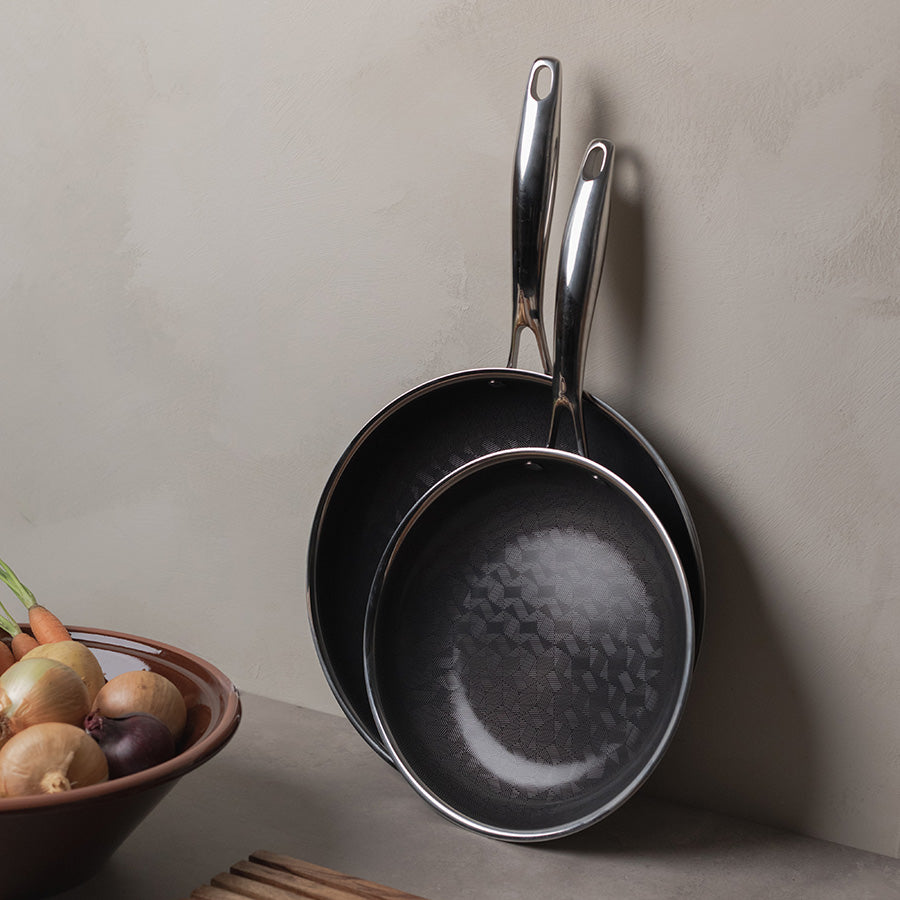 Hybrid stekepannesett med to keramiske non-stick stekepanner oppbevart stående på kjøkkenbenk
