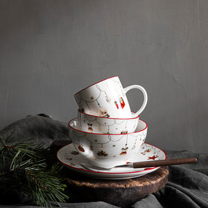 Stablede Juletid kopper, skåler og tallerkener med nostalgiske julemotiver og røde detaljer