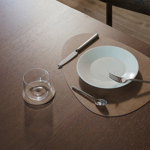Mørk brun Lago coaster på spisebord med tallerken, glass og bestikk