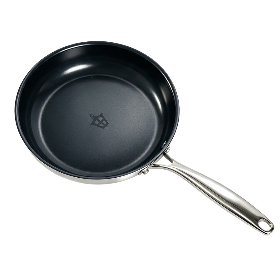 Christiania Glasmagasin Titanium 3-Ply Plasma Ti stekepanne 28 cm sett ovenfra med sort stekeflate og rustfritt stålhåndtak