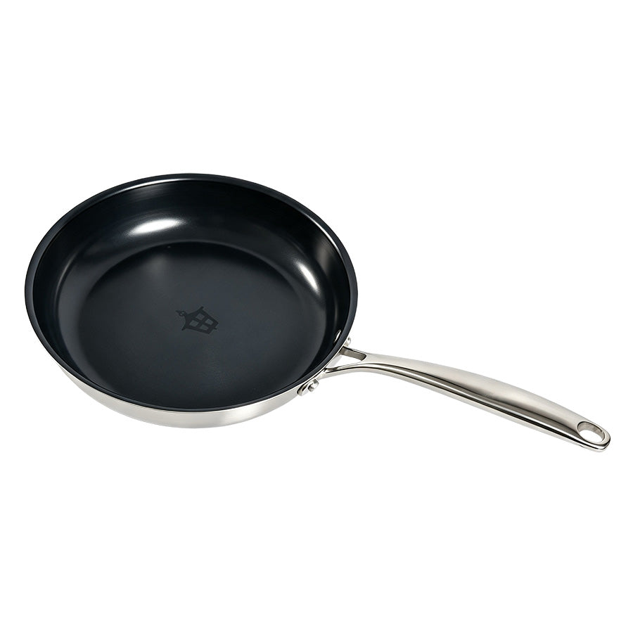 Christiania Glasmagasin Titanium 3-Ply Plasma Ti stekepanne 28 cm i skrått perspektiv