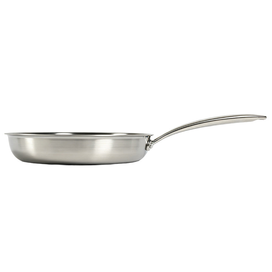 Titanium 3-Ply Plasma Ti stekepanne 28 cm sett fra siden med 3-ply stålkonstruksjon og ergonomisk håndtak