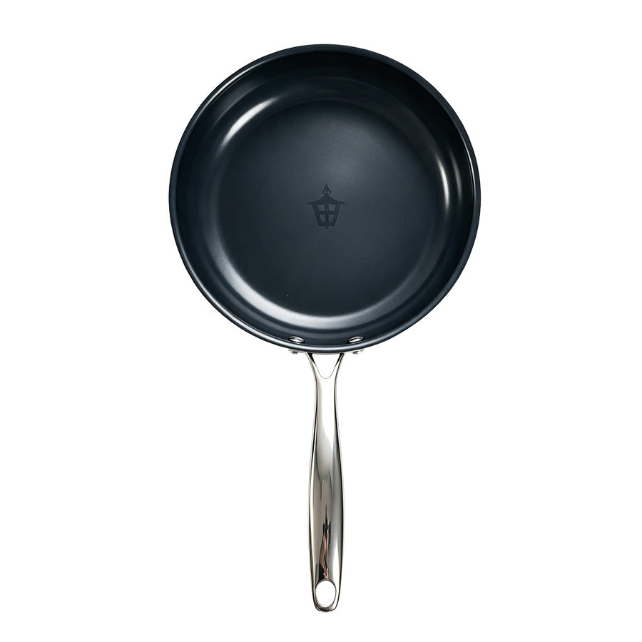 Titanium 3-Ply Plasma Ti stekepanne 28 cm sett ovenfra med sort titanoverflate og langt stålhåndtak