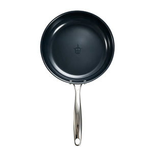 Titanium 3-Ply Plasma Ti stekepanne 28 cm sett ovenfra med sort titanoverflate og langt stålhåndtak