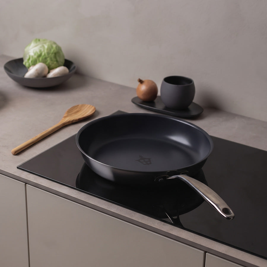 Christiania Glasmagasin Titanium 3-Ply Plasma Ti stekepanne 28 cm på induksjonstopp i moderne kjøkken