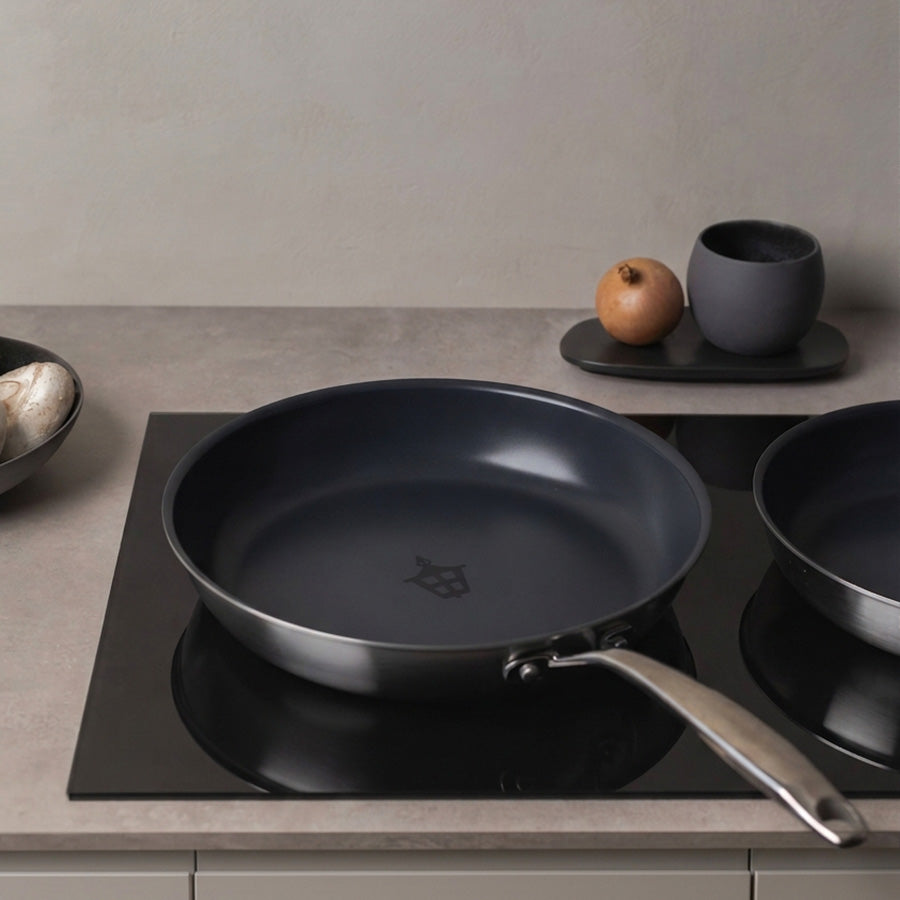Titanium 3-Ply Plasma Ti stekepanne 28 cm på induksjonstopp i moderne kjøkkenmiljø