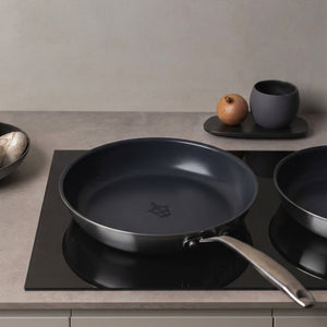 Titanium 3-Ply Plasma Ti stekepanne 28 cm på induksjonstopp i moderne kjøkkenmiljø
