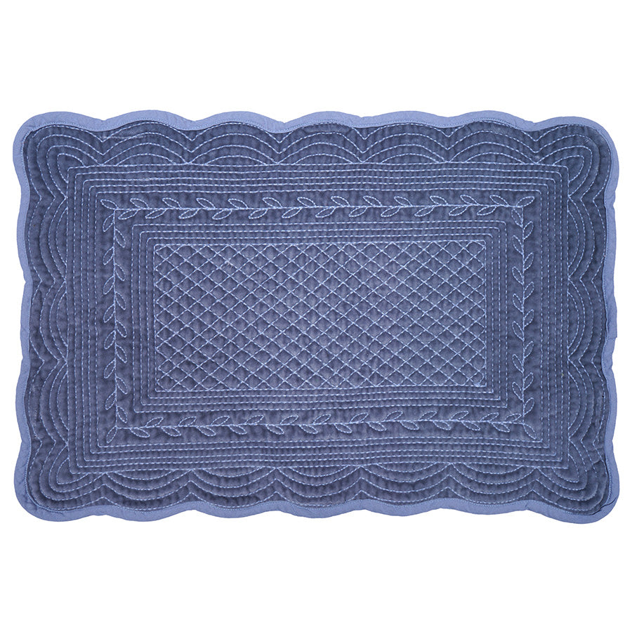 Christiania Glasmagasin Dekkebrikke Velour 35x50cm Lys Blå, estetisk quiltet velour-dekkebrikke med bølget kant, perfekt for elegant borddekking.