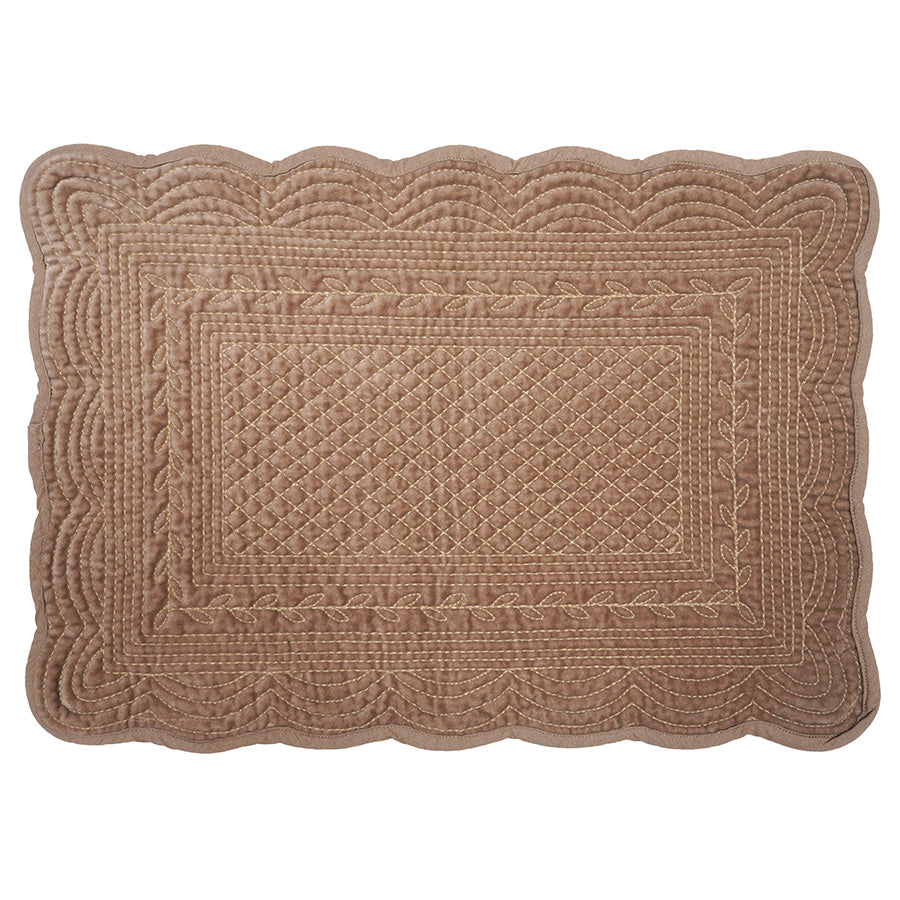Christiania Glasmagasin Tekstil Dekkebrikke Velour 35x50cm Sand - Quiltet velourdekkebrikke med bølgekant, perfekt for borddekkingen.