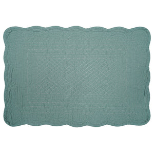Christiania Glasmagasin Dekkebrikke Bomull 35x50cm Grønn, quiltet dekkebrikke i 100% bomull med dempet grønnfarge, perfekt for borddekorasjon.