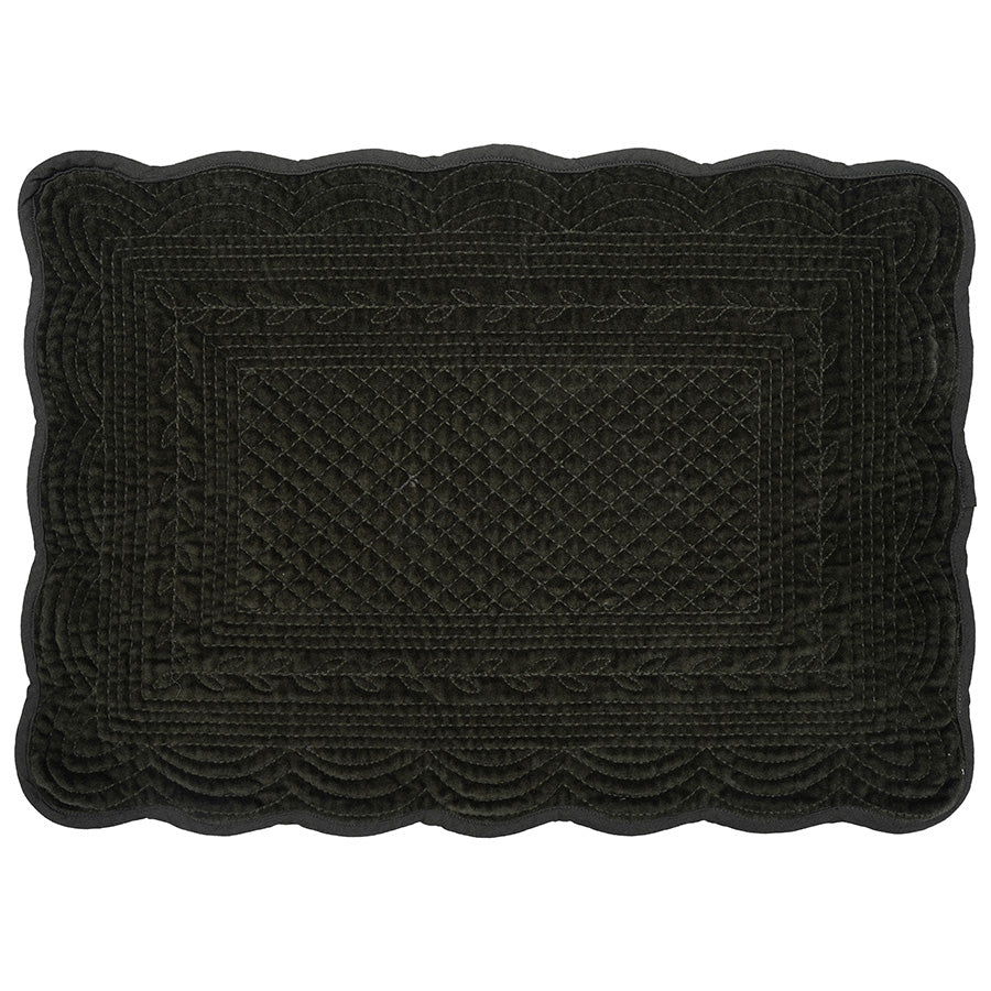 Christiania Glasmagasin dekkebrikke velour 35x50 cm i grønn, myk og quiltet med bølget kant, perfekt for borddekkingen og gir en elegant hotellfølelse.