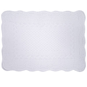 Dekkebrikke fra Christiania Glasmagasin i 100% quiltet bomull, størrelse 35x50 cm, elegant og tidløs hvit farge, ideell for borddekking.
