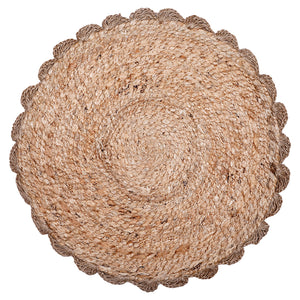 Rund dekkebrikke i jute fra Christiania Glasmagasin, diameter 39 cm. Dekorativ tekstil dekkebrikke med naturlig jute-look, perfekt for borddekkingen.