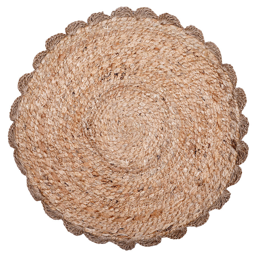 Rund dekkebrikke i jute fra Christiania Glasmagasin, diameter 39 cm. Dekorativ tekstil dekkebrikke med naturlig jute-look, perfekt for borddekkingen.