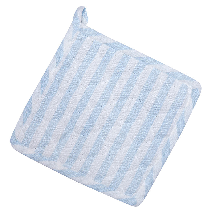 Christiania Glasmagasin Gryteklut 20x20cm Striper Lys Blå/Hvit, quiltet klut i lys blå og hvite striper, ideell for håndtering av varme kjeler og servering.