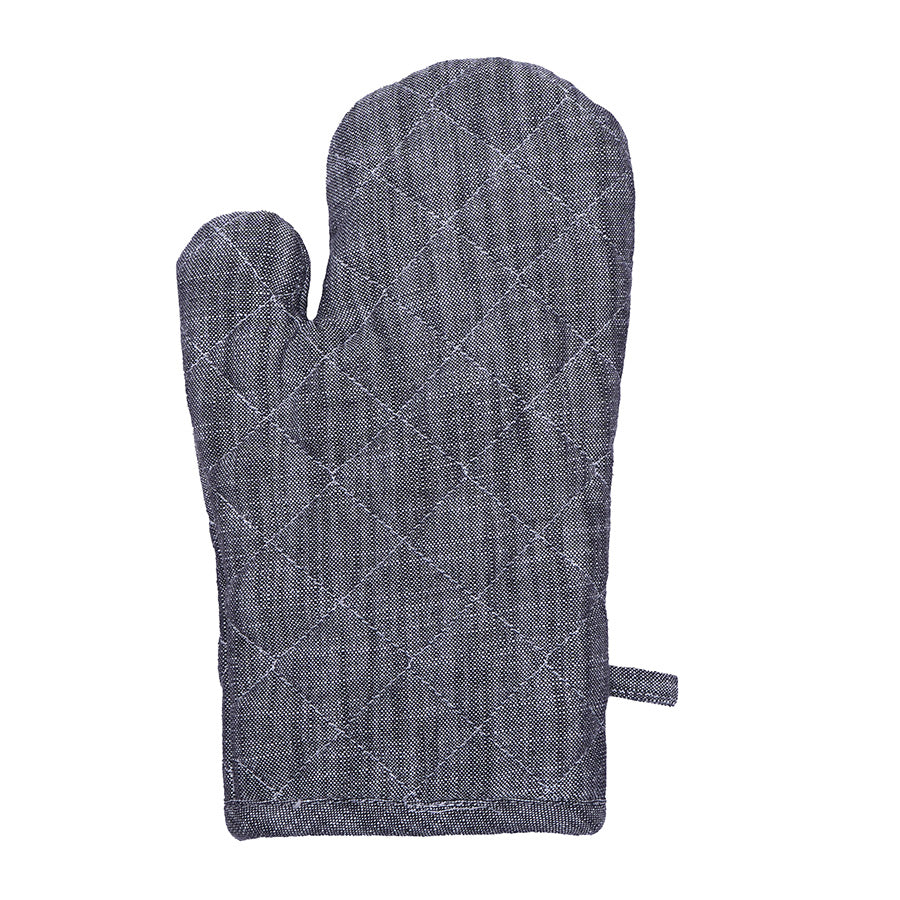 Christiania Glasmagasin Grytevott Grå 18x28cm, en quiltet grytevott i grå farge, ideell for trygg håndtering av varme gryter og stekebrett, perfekt for både moderne og klassiske kjøkken.