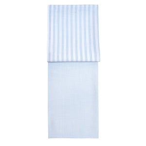 Christiania Glasmagasin kjøkkenhåndkle 2pk Lys Blå 50x70cm. Vist er ett ensfarget håndkle og ett med striper, laget av 100% bomull, perfekt for et stilrent kjøkken.