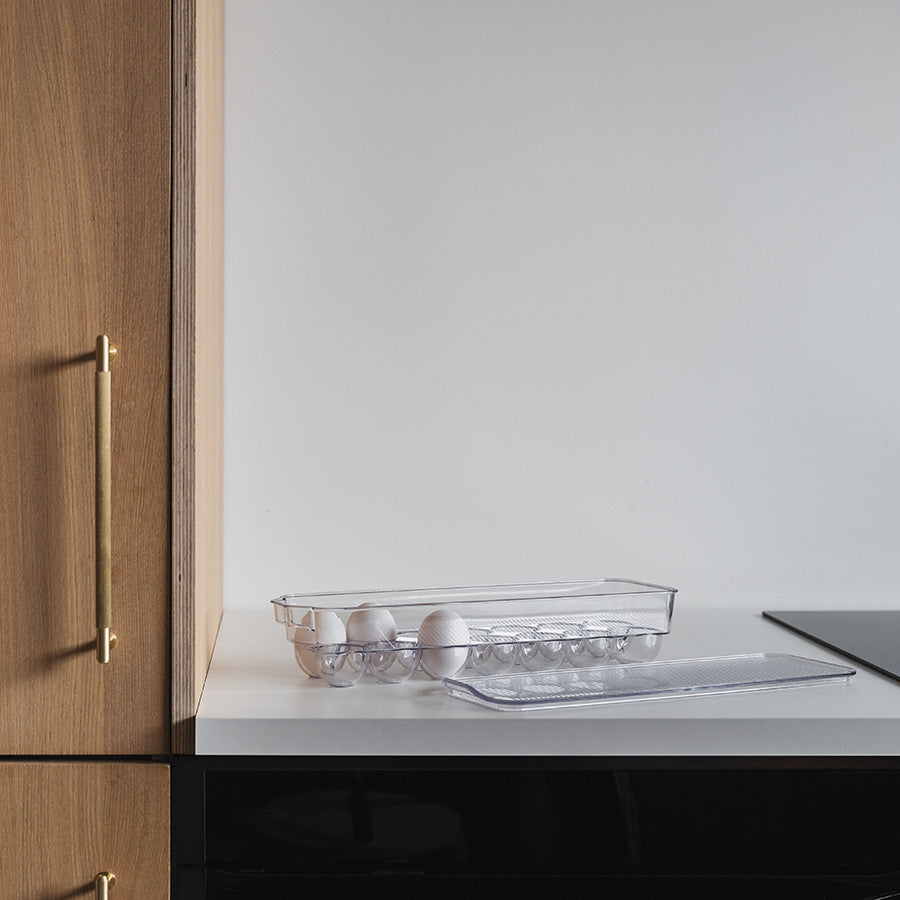 Christiania 1739 Pantry Eggoppbevaring til 14 egg plassert på en benkeplate i et moderne kjøkken, viser funksjonaliteten og stilren design.