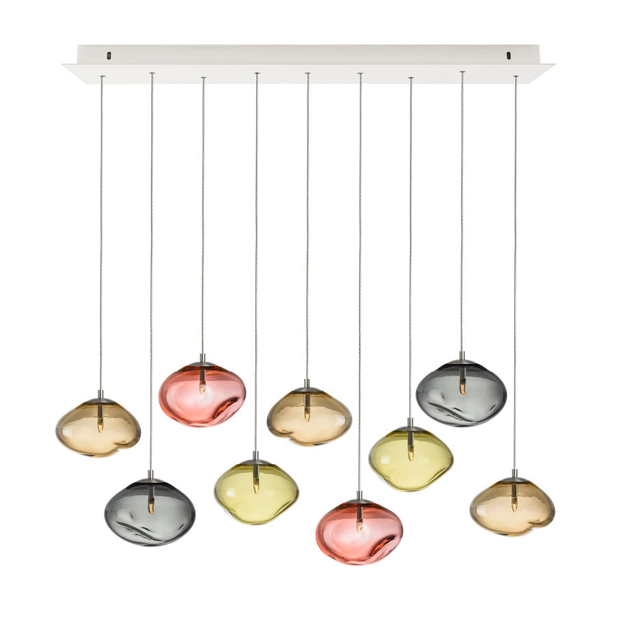 Hadeland Glassverk Aurora Mini lysinstallasjon med 9 munnblåste krystallkuler i fargene morgenrød, oliven, røkgrå og kakao, hengende fra en hvit takbaldakin. Perfekt belysning for rom med høy takhøyde.