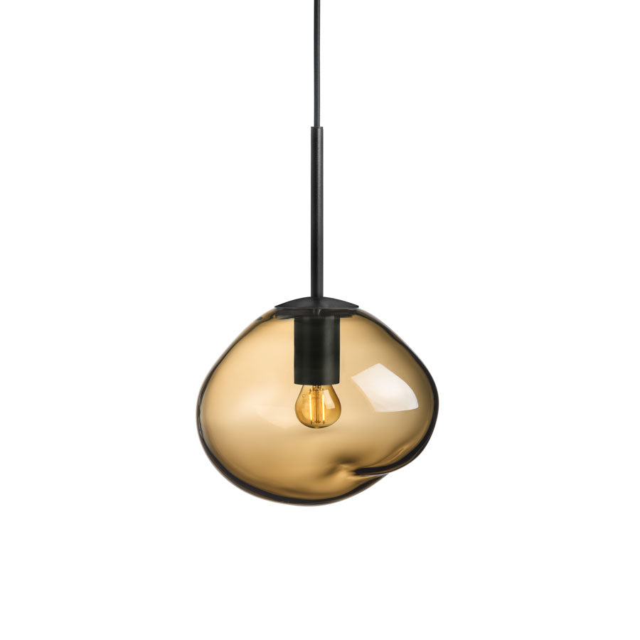 Hadeland Glassverk Crystal Stone Pendellampe Kakao, moderne pendellampe i varm kakao-farge med stilfull design og tekstilkabel.