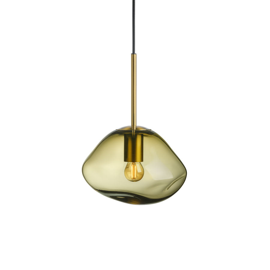 Hadeland Glassverk Crystal Stone pendellampe i olivenfarge med varm belysning, unik håndblåst form, perfekt for moderne hjem.