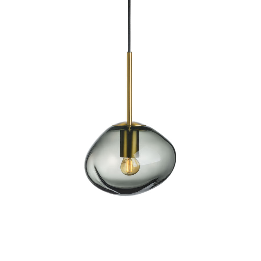 Sofistikert pendellampe fra Hadeland Glassverk i røkgrått glass med en unik form som lyser opp ethvert rom. Crystal Stone Pendellampe Lys Røkgrå.
