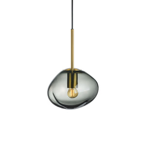 Sofistikert pendellampe fra Hadeland Glassverk i røkgrått glass med en unik form som lyser opp ethvert rom. Crystal Stone Pendellampe Lys Røkgrå.