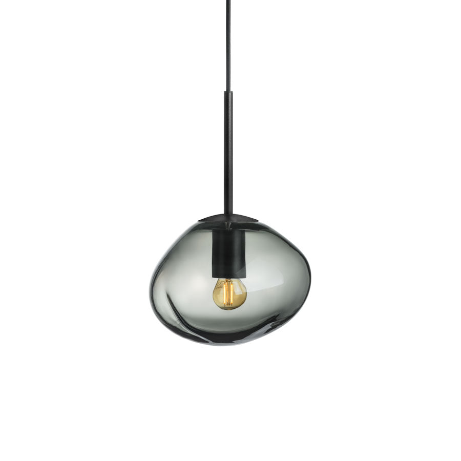 Pendellampe fra Hadeland Glassverk i røkgrått glass, inspirert av naturens former, tilfører eleganse til rommet. Crystal Stone Pendellampe Lys Røkgrå.