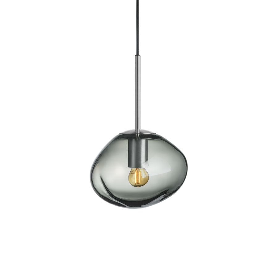 Røkgrå pendellampe med moderne design fra Hadeland Glassverk, som gir en organisk og kunstnerisk følelse. Crystal Stone Pendellampe Lys Røkgrå.
