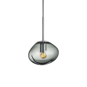 Røkgrå pendellampe med moderne design fra Hadeland Glassverk, som gir en organisk og kunstnerisk følelse. Crystal Stone Pendellampe Lys Røkgrå.
