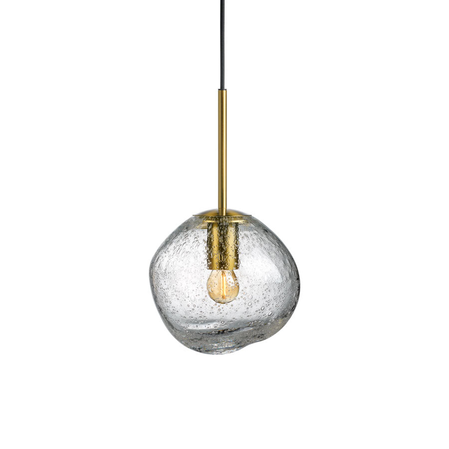 Hadeland Glassverk Crystal Stone pendellampe i klart glass med en gullfarget baldakin, stilren belysning som kombinerer kunstnerisk design og funksjonalitet.