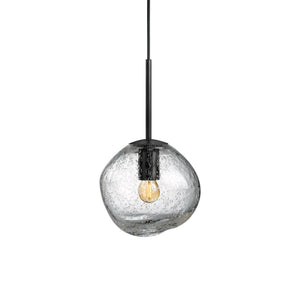 Hadeland Glassverk Crystal Stone pendellampe i klart glass med unik kuppel og tekstiltrukket kabel, moderne belysning for ethvert rom.